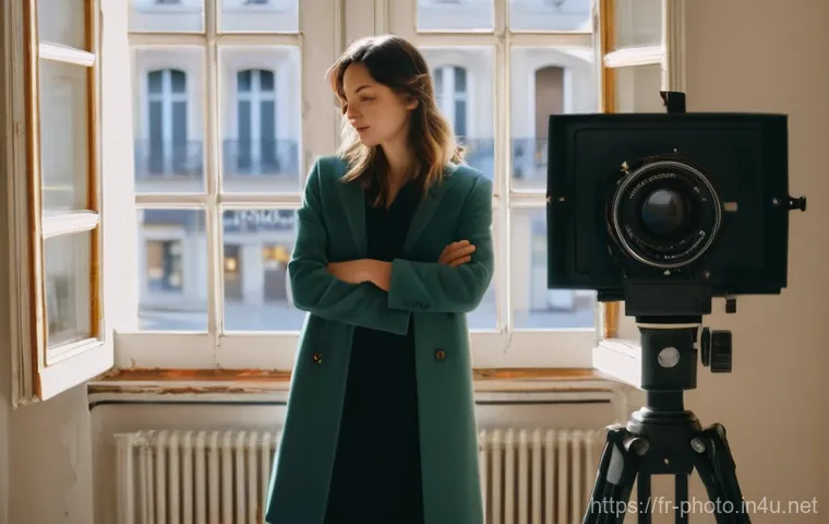 사진 자격증으로 가능한 추가 수익 창출 - **Prompt:** A dynamic split image illustrating the dual life of a professional photographer in Franc...